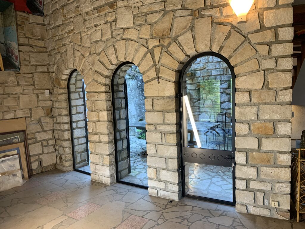 Deux baies fixe et une porte vitrée 1