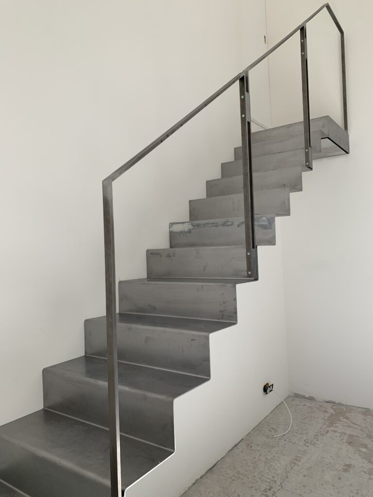 Escalier en tôle pliée finition brute 2