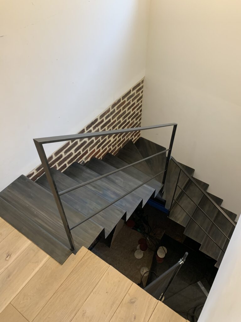Escalier en tôle pliée finition patine 1