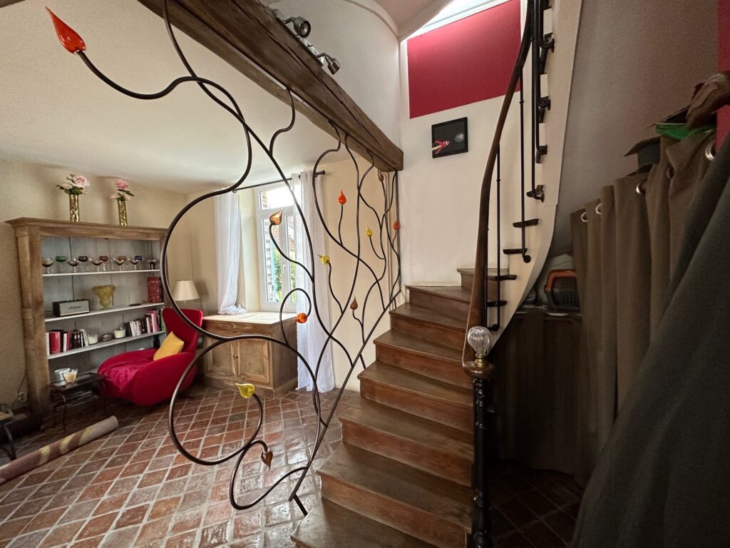 Garde-corps escalier intérieur finition patine avec boulles en verre 1